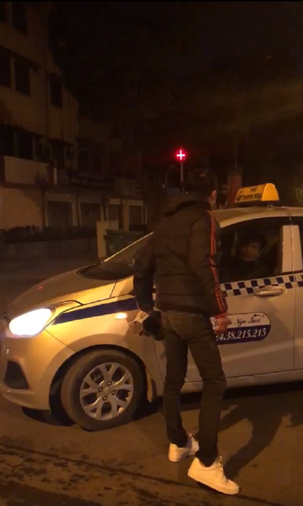 va cham giao thong nam thanh nien keo ban cam hung khi bao vay tai xe taxi