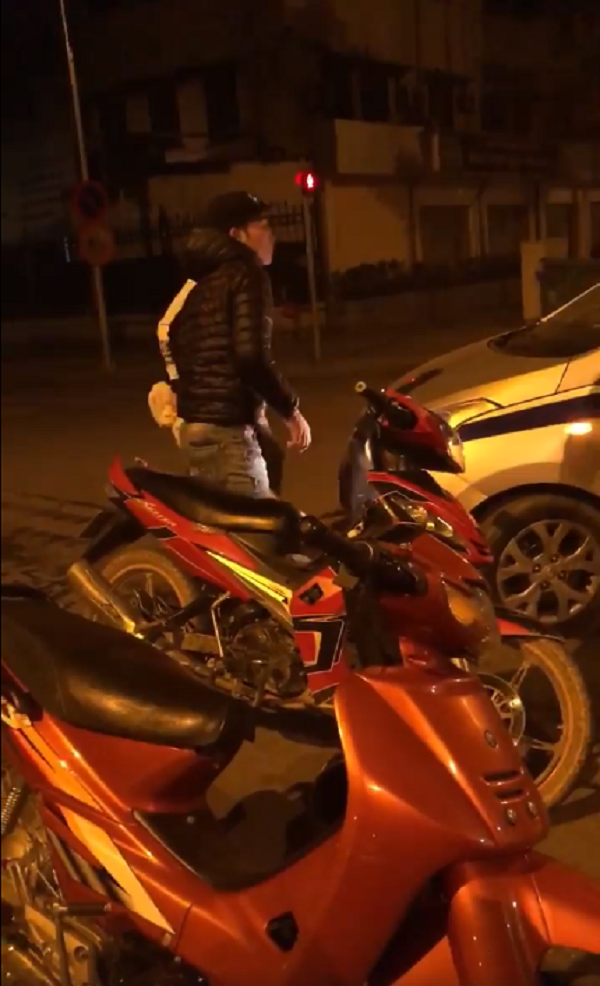 va cham giao thong nam thanh nien keo ban cam hung khi bao vay tai xe taxi