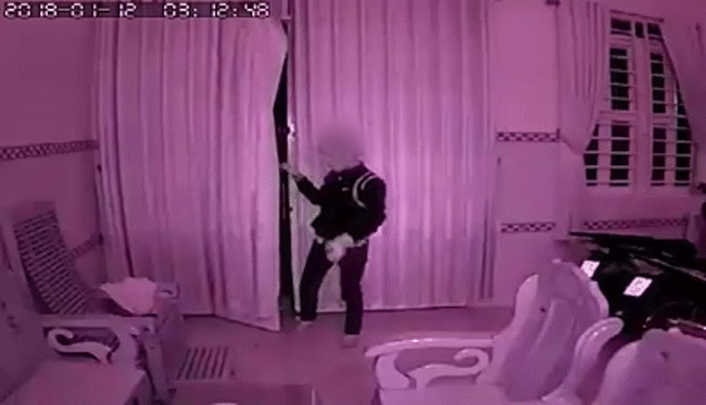 clip 3 gio sang vao nha dan an trom nam thanh nien con kip chap tay vai lay truoc ban tho nha gia chu