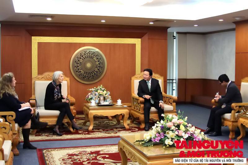 bo truong tran hong ha trao ky niem chuong vi su nghiep tnmt cho dai su dan mach tai viet nam