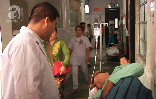 ngoi chom hom di ve sinh nam thanh nien nang gan 100kg bi bon cau cat dut mong