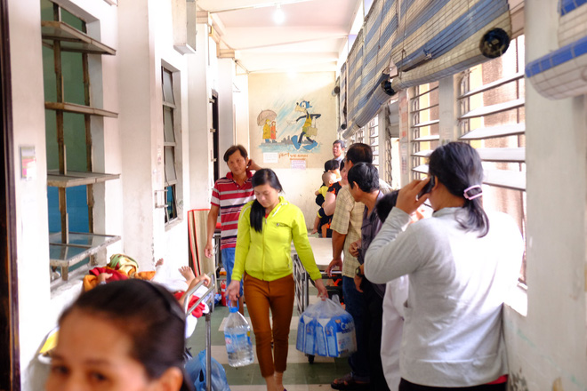 ngoi chom hom di ve sinh nam thanh nien nang gan 100kg bi bon cau cat dut mong