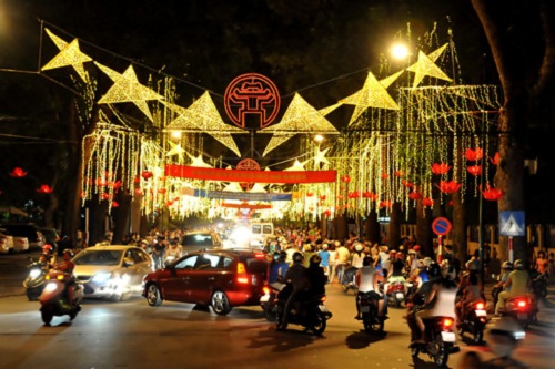 ha noi hoan tat trang tri duong pho treo 2500 bang ron dip tet nguyen dan