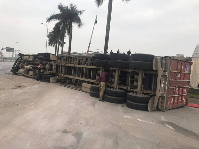 hai duong tai xe vao cua bat can khien xe container tu lat giua nga 3 duong