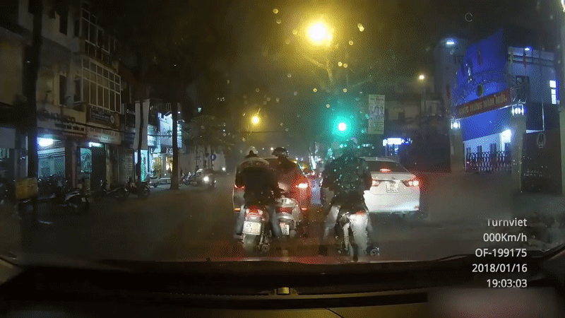 clip 2 thanh nien va 4 cai tay hu dan canh cuop tui mot nguoi phu nu tren pho ha noi