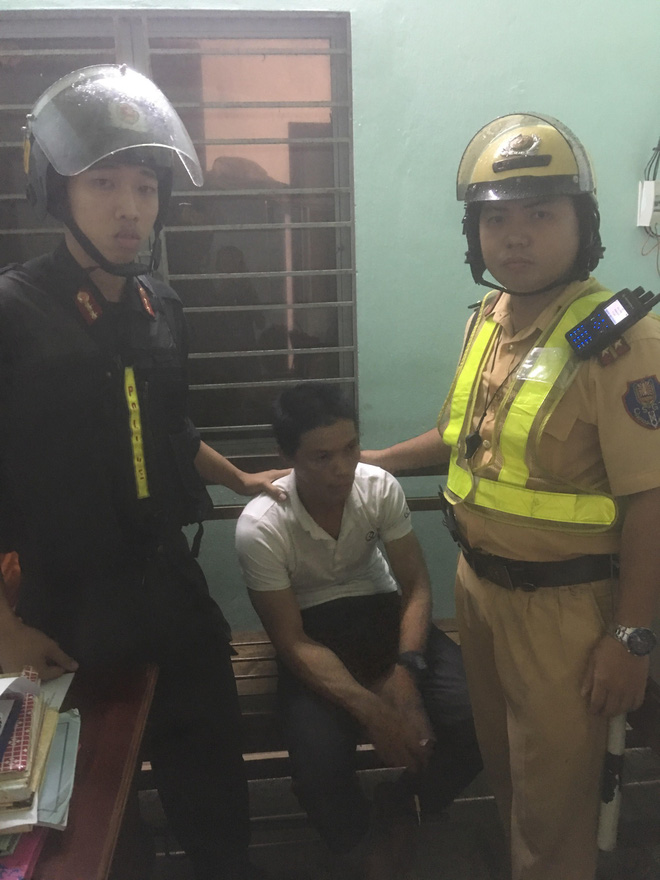 tphcm trom xe exciter roi vao quan cafe ung dung hut ma tuy nam thanh nien bi tom gon nho thiet bi dinh vi