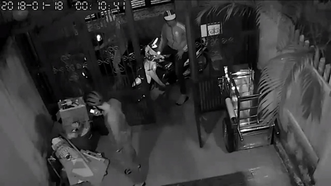 clip nhom thanh nien nua dem dot nhap nha dan o sai gon lay 3 chiec xe may chi trong 1 gio dong ho