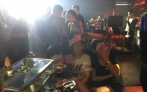 nhieu thanh nien su dung bong cuoi tren pho tay bui vien