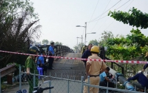 vu sap cau o dong thap can cau truc vot xe tai roi xuong song bat ngo gay