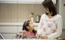 ha noi chau 6 tuoi bi viem da day vi ba noi mom com hang ngay