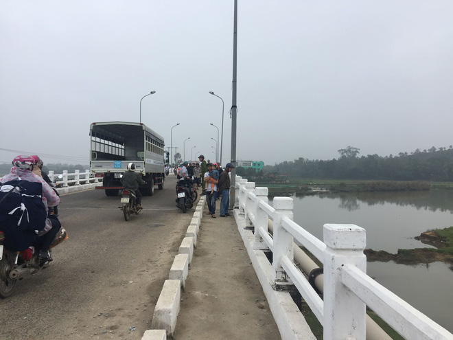 de lai xe may tren cau nam thanh nien nghi nhay cau tu tu