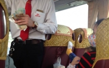 dang dan to phu xe khi di xe khach thanh nien bi cu dan mang mang nguoc lai vi thieu hieu biet