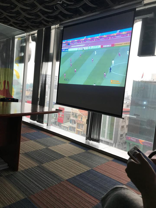 chum anh nhieu nhan vien van phong tap trung cung ho reo co vu cho doi tuyen u23 viet nam trong tran ban ket lich su