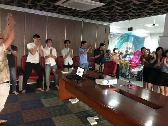 chum anh nhieu nhan vien van phong tap trung cung ho reo co vu cho doi tuyen u23 viet nam trong tran ban ket lich su