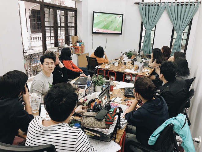 chum anh nhieu nhan vien van phong tap trung cung ho reo co vu cho doi tuyen u23 viet nam trong tran ban ket lich su