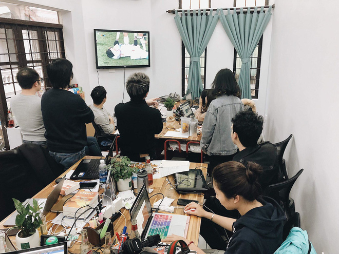 chum anh nhieu nhan vien van phong tap trung cung ho reo co vu cho doi tuyen u23 viet nam trong tran ban ket lich su