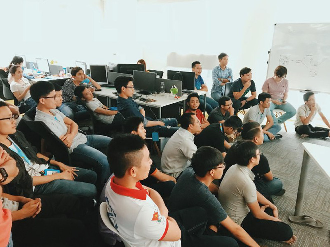 chum anh nhieu nhan vien van phong tap trung cung ho reo co vu cho doi tuyen u23 viet nam trong tran ban ket lich su