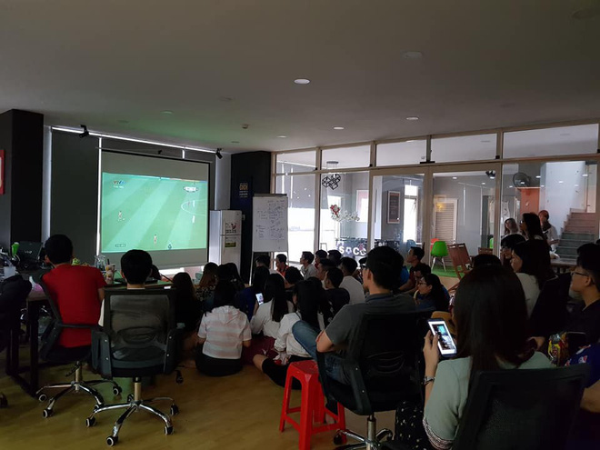 chum anh nhieu nhan vien van phong tap trung cung ho reo co vu cho doi tuyen u23 viet nam trong tran ban ket lich su