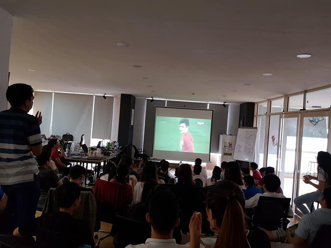 chum anh nhieu nhan vien van phong tap trung cung ho reo co vu cho doi tuyen u23 viet nam trong tran ban ket lich su