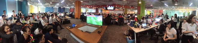 chum anh nhieu nhan vien van phong tap trung cung ho reo co vu cho doi tuyen u23 viet nam trong tran ban ket lich su