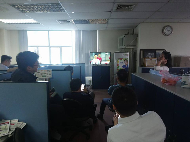 chum anh nhieu nhan vien van phong tap trung cung ho reo co vu cho doi tuyen u23 viet nam trong tran ban ket lich su