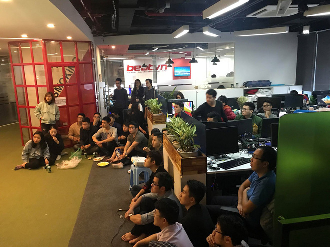 chum anh nhieu nhan vien van phong tap trung cung ho reo co vu cho doi tuyen u23 viet nam trong tran ban ket lich su