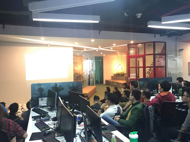 chum anh nhieu nhan vien van phong tap trung cung ho reo co vu cho doi tuyen u23 viet nam trong tran ban ket lich su