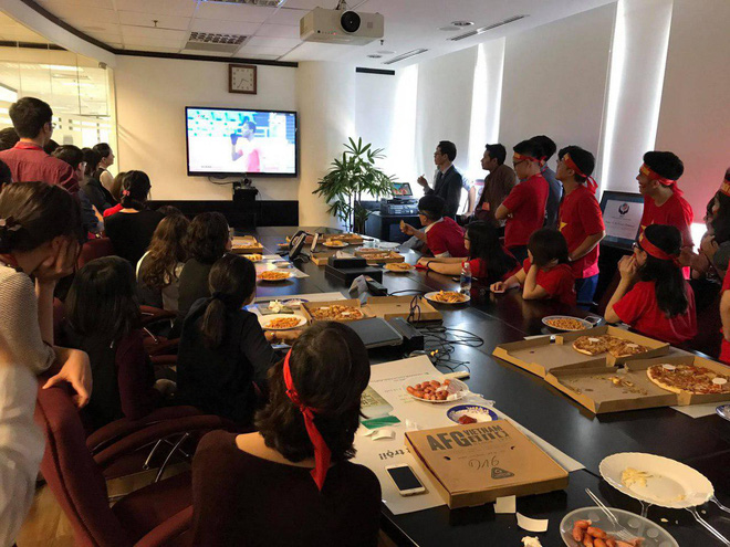 chum anh nhieu nhan vien van phong tap trung cung ho reo co vu cho doi tuyen u23 viet nam trong tran ban ket lich su