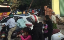 ha noi tam kinh tu tang cao cua khach san bat ngo roi xuong 3 nguoi nhap vien