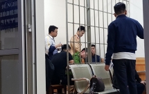 thai nguyen kinh hoang o to mat lai hat tung 2 nguoi di xe may len via he