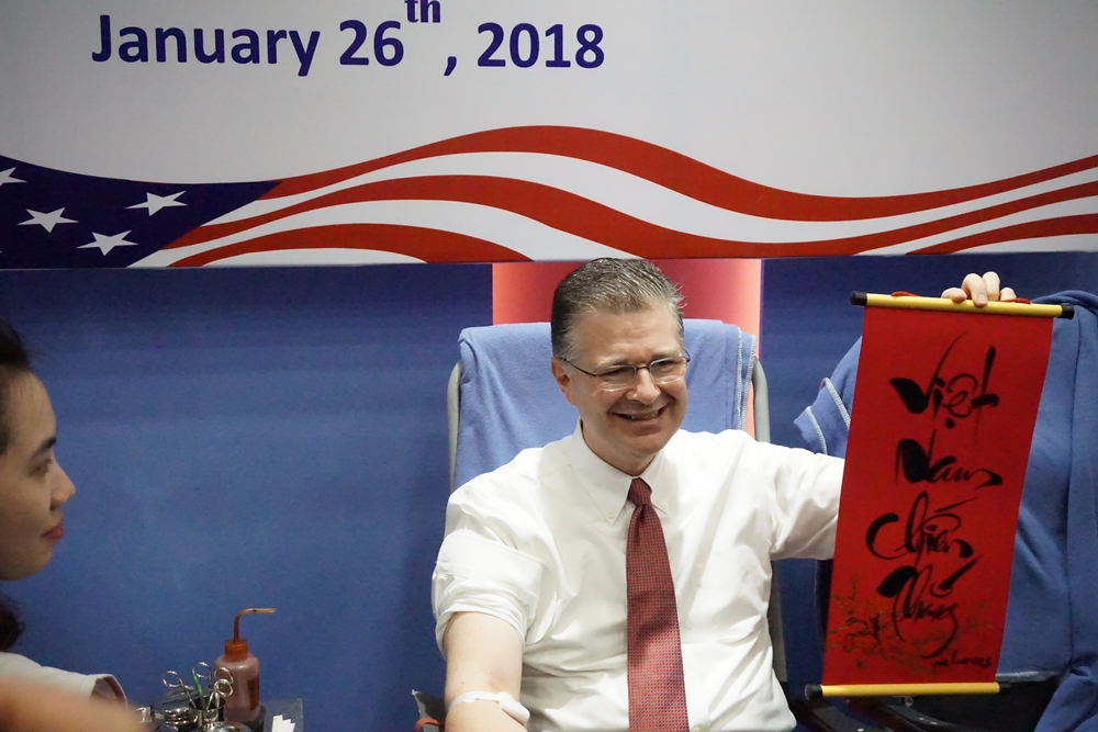 hon 200 don vi mau duoc hien tang tu dai su quan my