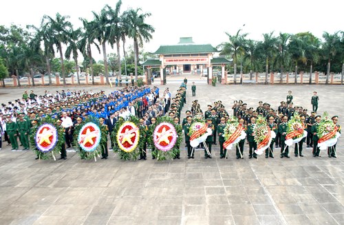 quan do i hoa ng gia campuchia vie ng nghi a trang lie t si huye n du c co gia lai