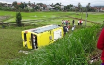 video hai hung o to bong dung dam 7 chiec xe may roi lat nghieng tren duong