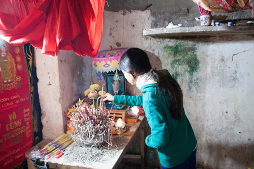 xot xa canh 2 me con trong ngoi nha do nat nhuom mau tang thuong