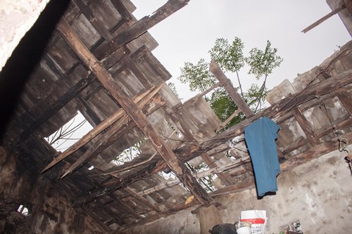 xot xa canh 2 me con trong ngoi nha do nat nhuom mau tang thuong