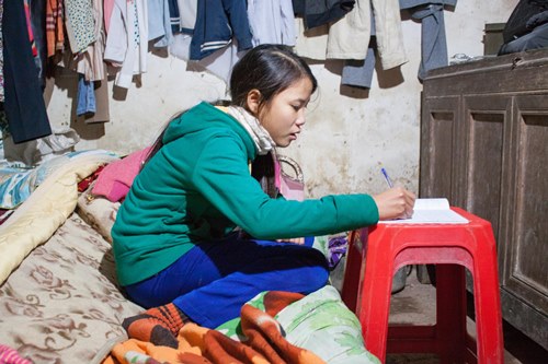 xot xa canh 2 me con trong ngoi nha do nat nhuom mau tang thuong