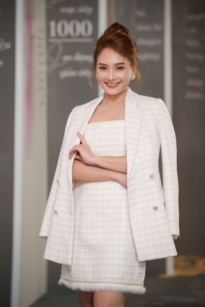 hoa hau dang thu thao xinh dep long lay tai xuat showbiz sau gan 1 nam sinh con