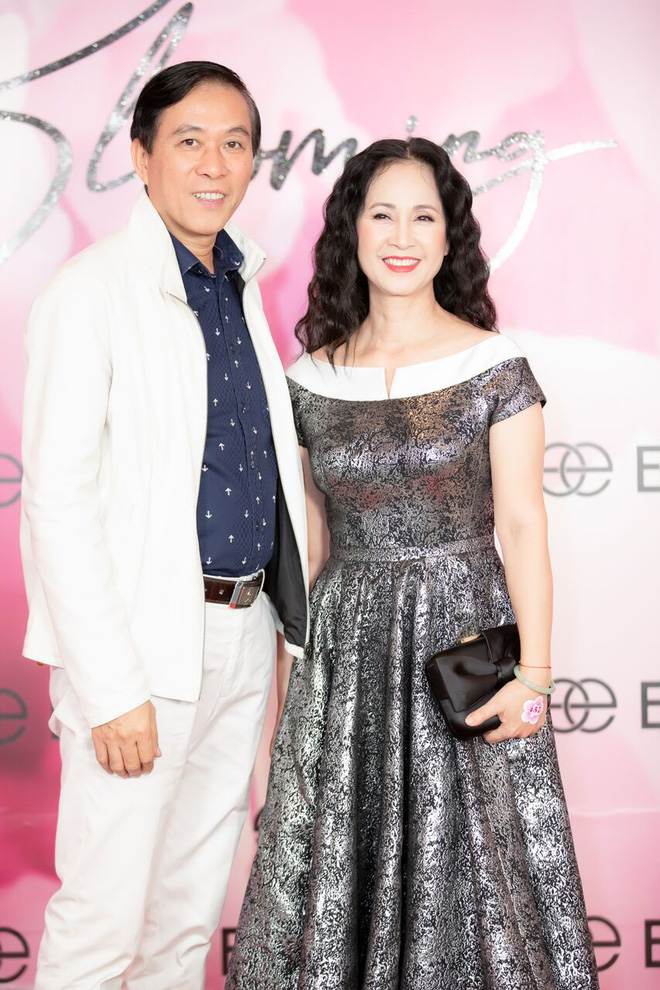 hoa hau dang thu thao xinh dep long lay tai xuat showbiz sau gan 1 nam sinh con