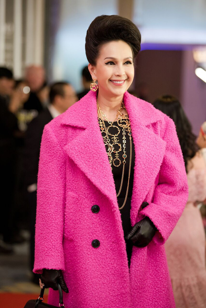 hoa hau dang thu thao xinh dep long lay tai xuat showbiz sau gan 1 nam sinh con