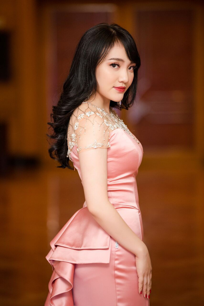 hoa hau dang thu thao xinh dep long lay tai xuat showbiz sau gan 1 nam sinh con