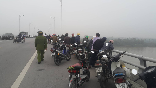 hai duong nam thanh nien di tren cau han bat ngo de lai xe may roi nhay xuong song tu tu