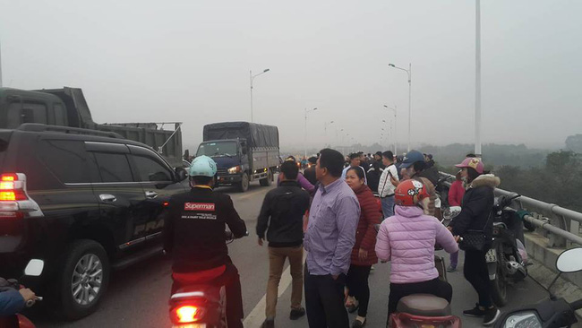 hai duong nam thanh nien di tren cau han bat ngo de lai xe may roi nhay xuong song tu tu