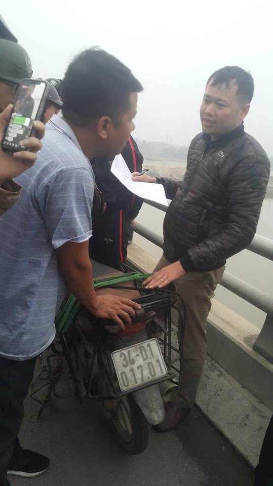 hai duong nam thanh nien di tren cau han bat ngo de lai xe may roi nhay xuong song tu tu