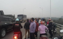 hai duong nam thanh nien di tren cau han bat ngo de lai xe may roi nhay xuong song tu tu