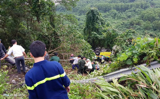 danh tinh ngoi truong co 22 nguoi rot xuong deo hai van tat ca la sinh vien du lich 1 nguoi da tu vong