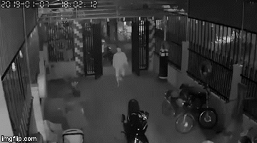 thay cong mo 2 thanh nien lao vao trong hoi duong thi bi chu nha danh khong kip chay