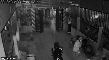 thay cong mo 2 thanh nien lao vao trong hoi duong thi bi chu nha danh khong kip chay