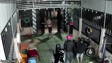 thay cong mo 2 thanh nien lao vao trong hoi duong thi bi chu nha danh khong kip chay