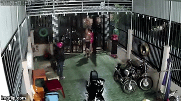 thay cong mo 2 thanh nien lao vao trong hoi duong thi bi chu nha danh khong kip chay