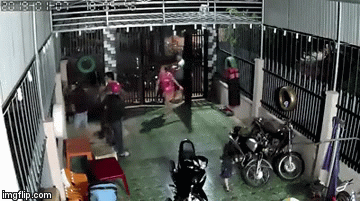 thay cong mo 2 thanh nien lao vao trong hoi duong thi bi chu nha danh khong kip chay